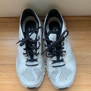 ON Cloud White Black Sneakers Sz7